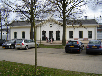 807010 Gezicht op het verplaatste en gerestaureerde voormalige stationsgebouw van Houten (Stationserf 49).